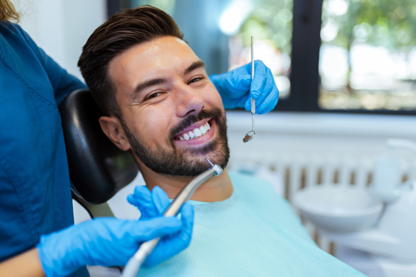 Ask A Cosmetic Dentist: Should I Choose Dental Bonding Or Veneers?